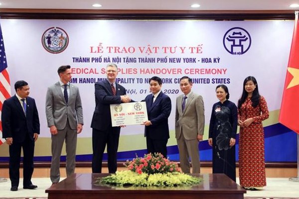 TP Hà Nội tặng TP New York vật tư chống dịch Covid -19 - Anh 1