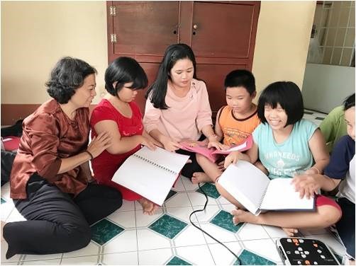 “Gia đình đọc sách - Gắn kết yêu thương” - Anh 1