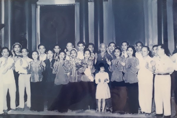 Niềm vinh dự của nữ văn công ở làng biển Bảo Ninh - Anh 1