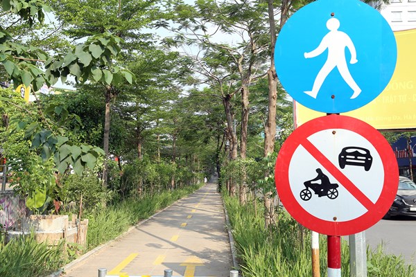 Hà Nội: Mương bẩn “biến hình” thành đường đi bộ rợp bóng mát - Anh 1