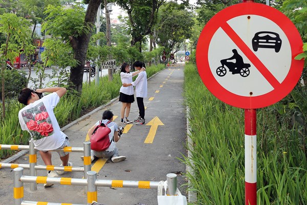 Hà Nội: Mương bẩn “biến hình” thành đường đi bộ rợp bóng mát - Anh 7
