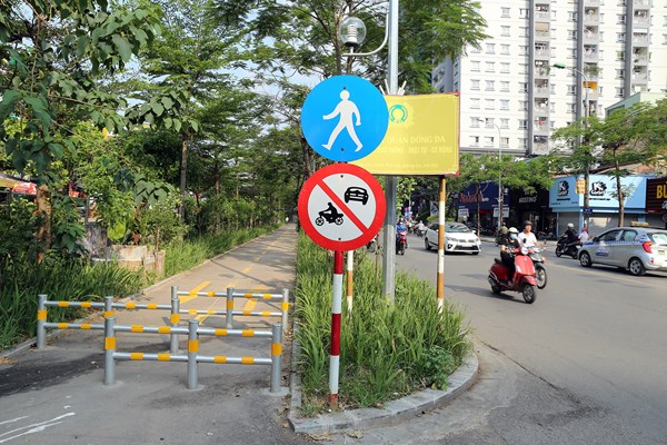 Hà Nội: Mương bẩn “biến hình” thành đường đi bộ rợp bóng mát - Anh 8