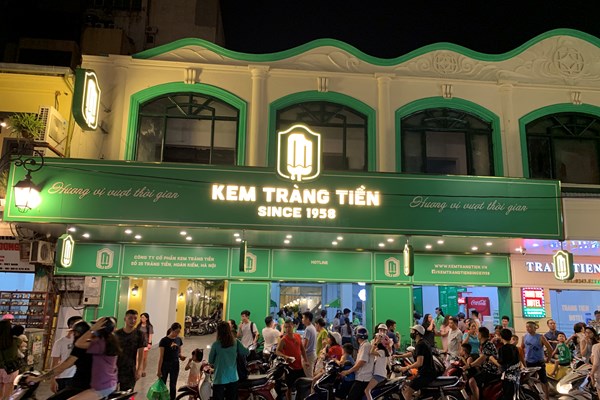 Hà Nội: Kem Tràng Tiền bất ngờ lột xác với phong cách châu Âu sang chảnh sau khi đổi chủ - Anh 1
