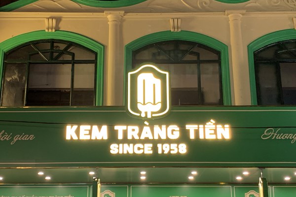 Hà Nội: Kem Tràng Tiền bất ngờ lột xác với phong cách châu Âu sang chảnh sau khi đổi chủ - Anh 2