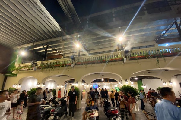 Hà Nội: Kem Tràng Tiền bất ngờ lột xác với phong cách châu Âu sang chảnh sau khi đổi chủ - Anh 4