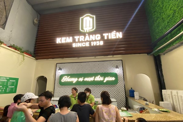 Hà Nội: Kem Tràng Tiền bất ngờ lột xác với phong cách châu Âu sang chảnh sau khi đổi chủ - Anh 5