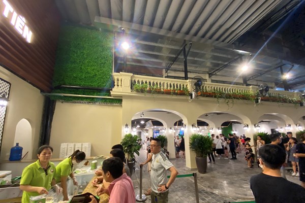 Hà Nội: Kem Tràng Tiền bất ngờ lột xác với phong cách châu Âu sang chảnh sau khi đổi chủ - Anh 7