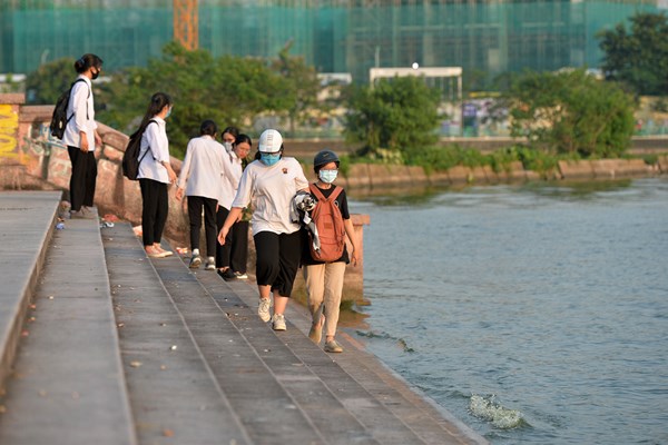 Hà Nội: Người dân mạo hiểm “vượt rào” hóng gió, tắm giải nhiệt tại Hồ Tây - Anh 1