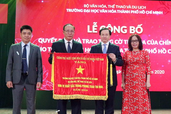 Trường ĐH Văn hóa TP.HCM đón nhận Giấy chứng nhận kiểm định chất lượng cơ sở giáo dục: Thể hiện cam kết trách nhiệm của nhà trường đối với người học - Anh 1