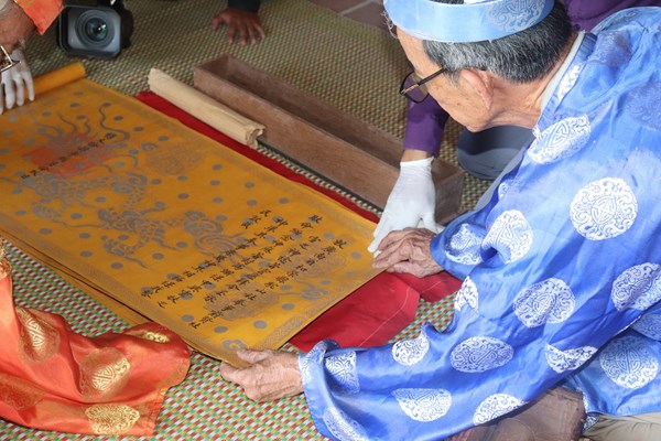 Truyền giữ tư liệu cổ bằng phương pháp số hóa tại Đà Nẵng: Nếu không có chuyến khảo sát, nhiều sắc phong cổ sẽ ra đi - Anh 1