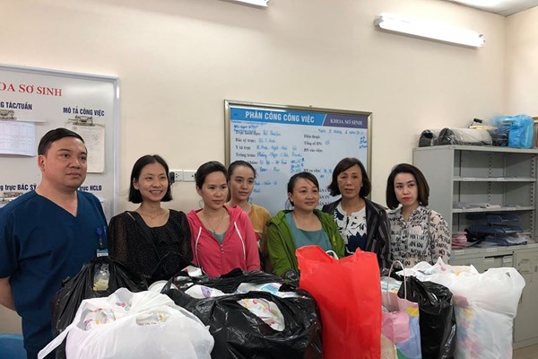 Bé sơ sinh bị bỏ rơi 3 ngày dưới hố ga được giúp đỡ gần 90 triệu đồng - Anh 2