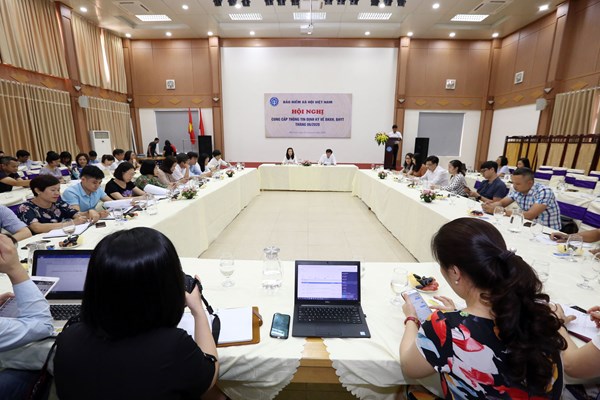 Gỡ khó cho doanh nghiệp và người dân trong thời kỳ cao điểm của dịch bệnh Covid-19 - Anh 2
