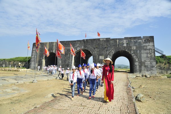 Di sản thế giới Thành nhà Hồ giảm giá vé cho khách tham quan - Anh 1
