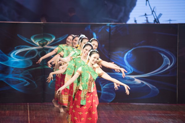 “Mặt trời Phương Đông”: Giai điệu của tình hữu nghị và đoàn kết - Anh 7