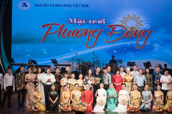 “Mặt trời Phương Đông”: Giai điệu của tình hữu nghị và đoàn kết - Anh 1