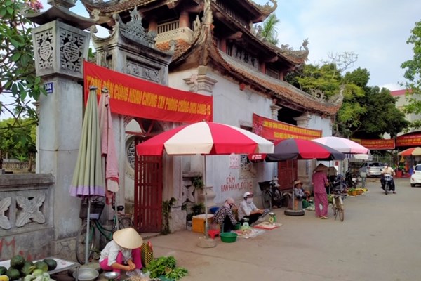 Phản cảm trước cổng chùa - Anh 1