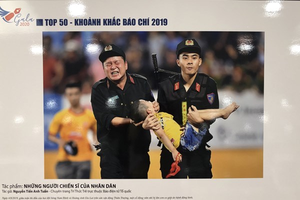 Giải thưởng “Khoảnh khắc báo chí 2019”: Ấn tượng thuộc về​​​​​​​ Những người chiến sĩ của nhân dân - Anh 1