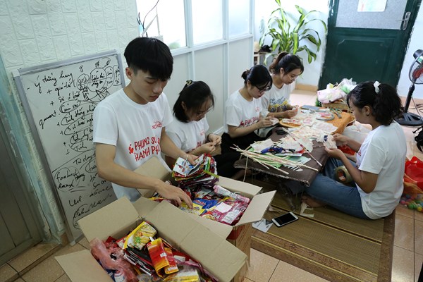 Lan toả đời sống xanh từ nhóm “Dũng sĩ tái chế” - Anh 2