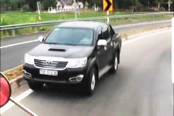 Hết taxi lại đến ô tô chạy ngược chiều trên đường dẫn cao tốc Đà Nẵng - Quảng Ngãi - Anh 1