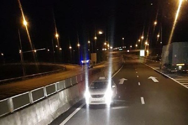 Hết taxi lại đến ô tô chạy ngược chiều trên đường dẫn cao tốc Đà Nẵng - Quảng Ngãi - Anh 2