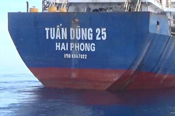 Bộ Tư lệnh Vùng Cảnh sát biển 2 tạm giữ một tàu chở hơn 3.500 tấn Ilmenit không đầy đủ hóa đơn, chứng từ - Anh 1