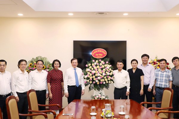 Lãnh đạo Bộ VHTTDL chúc mừng các cơ quan báo chí - Anh 6