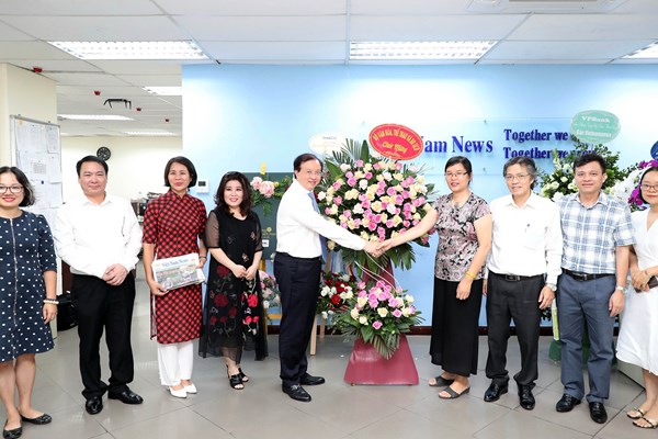 Lãnh đạo Bộ VHTTDL chúc mừng các cơ quan báo chí - Anh 7