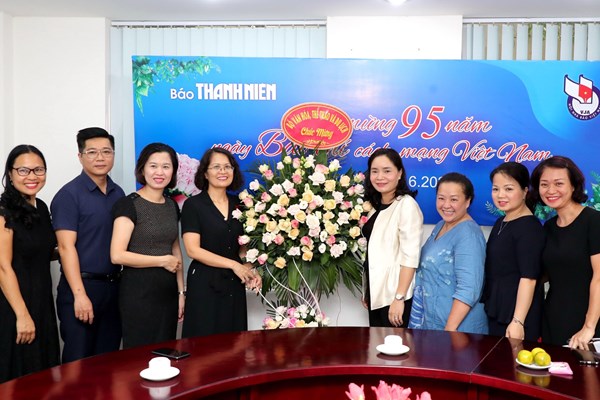 Lãnh đạo Bộ VHTTDL chúc mừng các cơ quan báo chí - Anh 4