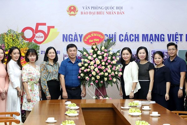 Lãnh đạo Bộ VHTTDL chúc mừng các cơ quan báo chí - Anh 2