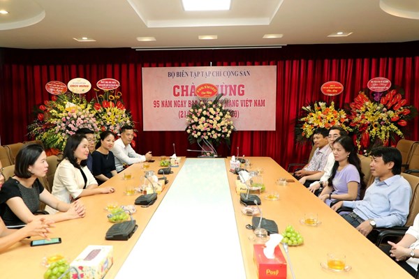 Lãnh đạo Bộ VHTTDL chúc mừng các cơ quan báo chí - Anh 3