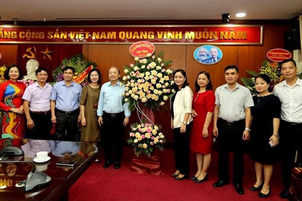 Lãnh đạo Bộ VHTTDL chúc mừng các cơ quan báo chí - Anh 1