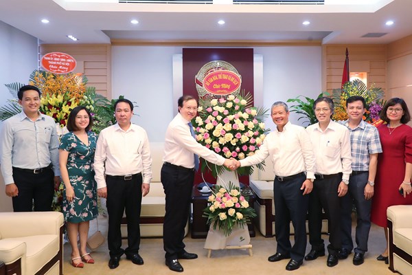 Lãnh đạo Bộ VHTTDL chúc mừng các cơ quan báo chí - Anh 5