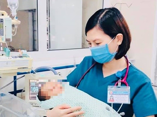 Mắt bé sơ sinh bị bỏ rơi nếu tổn thương giác mạc nặng thì khó phục hồi thị lực - Anh 1