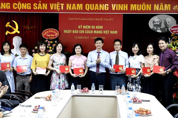 Bộ VHTTDL chúc mừng các cơ quan báo chí ngày 21.6 - Anh 8