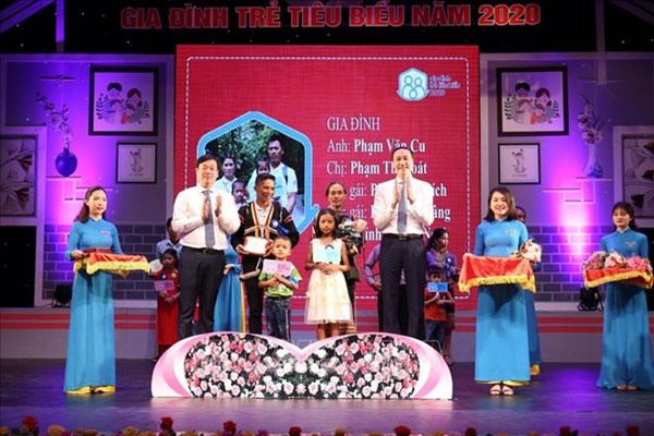 Tuyên dương 22 gia đình văn hóa trẻ tiêu biểu - Anh 1