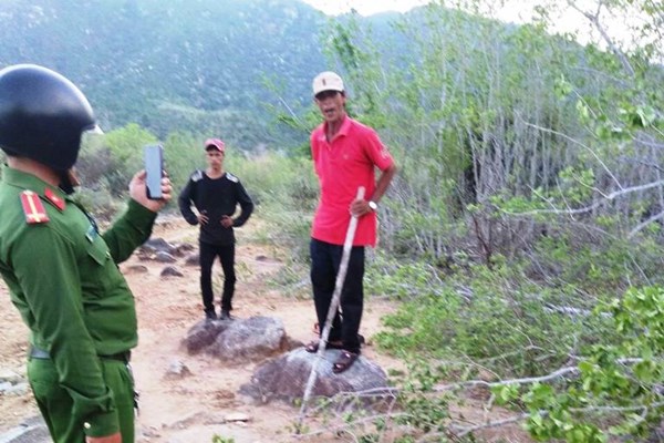 Ngang nhiên phá rừng còn hành hung lực lượng kiểm lâm - Anh 1