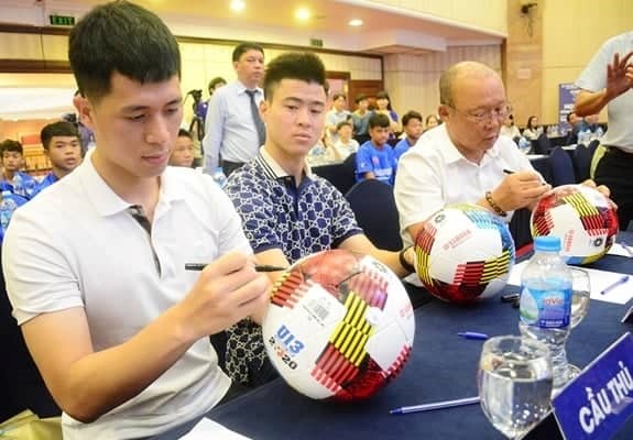 Thầy trò HLV Park Hang-seo giao lưu với các cầu thủ nhí - Anh 1