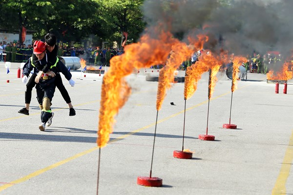 Thót tim xem cảnh sát PCCC phô diễn kỹ năng chữa cháy và cứu nạn, cứu hộ - Anh 8