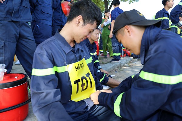 Thót tim xem cảnh sát PCCC phô diễn kỹ năng chữa cháy và cứu nạn, cứu hộ - Anh 9