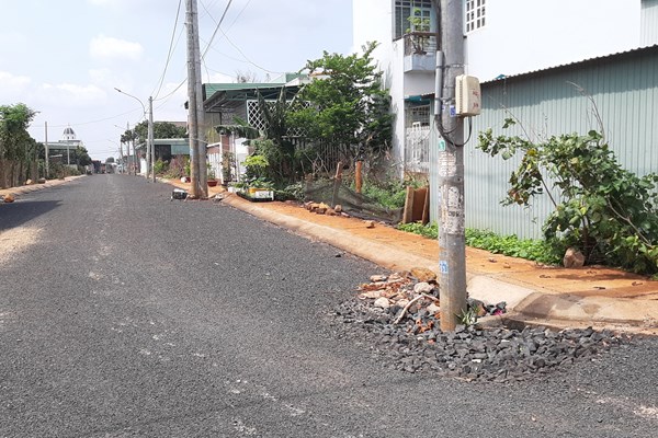 Hàng chục cột điện, cột viễn thông 