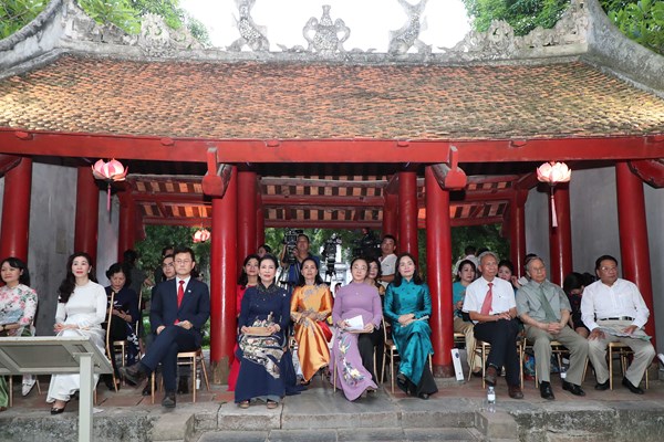 Ra mat CLB cua nhung nguoi phu nu dam duoi voi di san - Anh 2