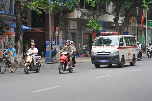 Nhường nhịn trong giao thông: (Bài 1) - Khi xe cấp cứu không được nhường đường - Anh 1