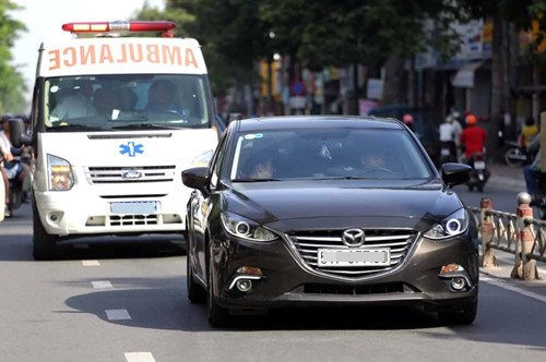 Nhường nhịn trong giao thông: (Bài 1) - Khi xe cấp cứu không được nhường đường - Anh 3