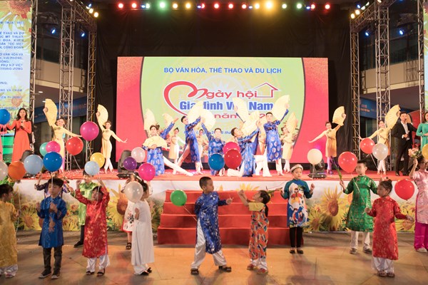 Tôn vinh nét đẹp văn hóa dưới mỗi ứng xử nếp nhà - Anh 2