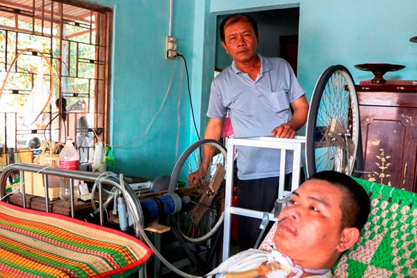 “Hai lúa” chế tạo máy trợ thở giúp con trai vượt bệnh hiểm nghèo - Anh 1