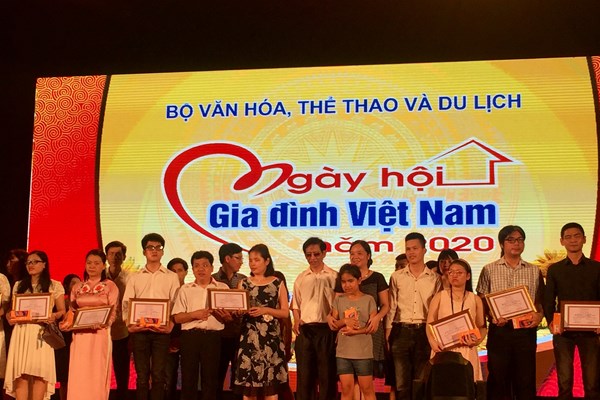 Trao giải cuộc thi “Gia đình đọc sách – Gắn kết yêu thương” - Anh 1
