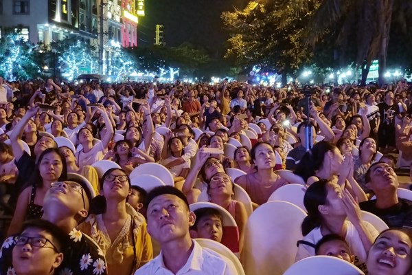 Sầm Sơn: Rực rỡ sắc màu Lễ hội Carnival đường phố - Anh 8