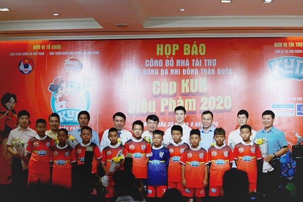 Đình Trọng, Duy Mạnh truyền lửa cho các cầu thủ nhí - Anh 2