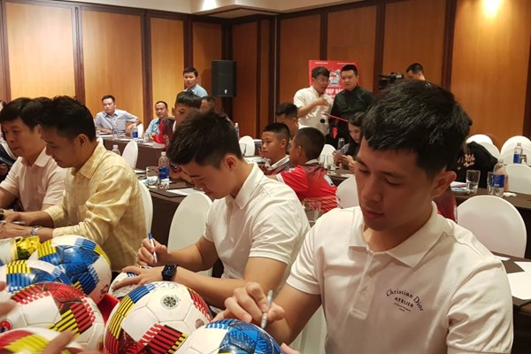 Đình Trọng, Duy Mạnh truyền lửa cho các cầu thủ nhí - Anh 1