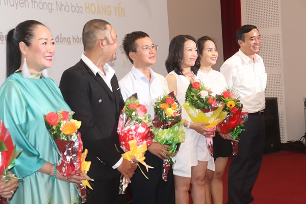 MV Áo trắng - Áo xanh: Lời tri ân những y bác sĩ trong cuộc chiến mang tên Covid-19 - Anh 2
